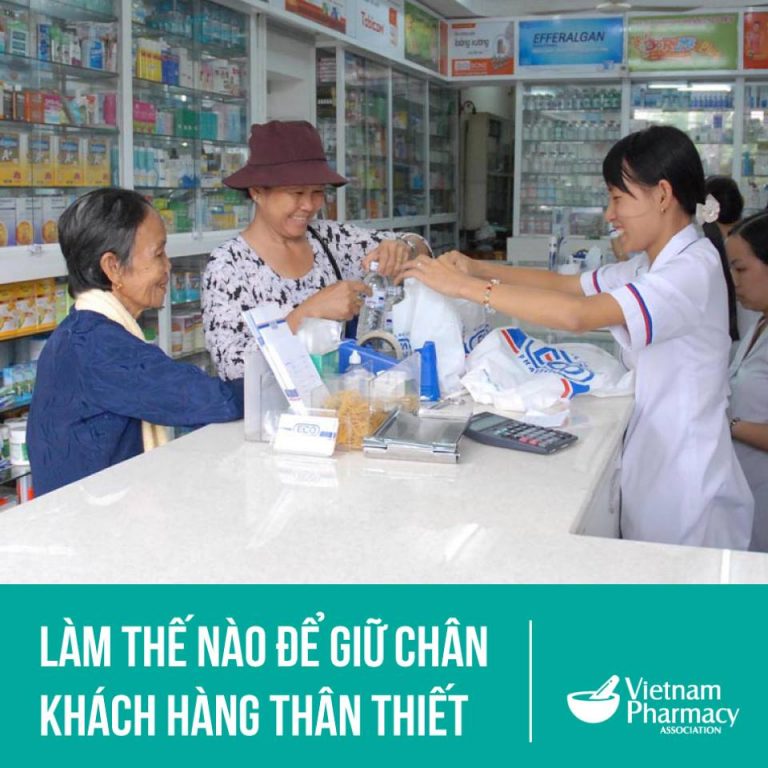 người dân mua thuốc tại nhà thuốc